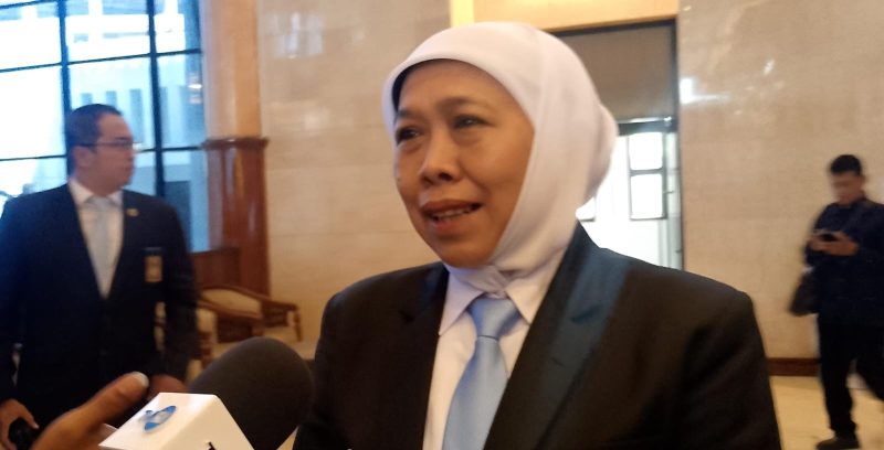 Gubernur Jawa Timur Khofifah Indar Parawansa saat diwawancarai awak media usai sidang paripurna di DPRD Jatim. (Foto: Syaiful/Digital Jatim)