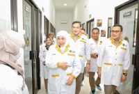 Gubernur Jawa Timur Khofifah Indar Parawansa bersama Kepala Badan Karantina Indonesia Abdul Kadir Karding meresmikan Instalasi Karantina Terpadu Jawa Timur di kawasan Puspa Agro Jemundo, Sidoarjo. (Foto: Adpim For DigitalJatim)