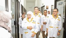 Gubernur Jawa Timur Khofifah Indar Parawansa bersama Kepala Badan Karantina Indonesia Abdul Kadir Karding meresmikan Instalasi Karantina Terpadu Jawa Timur di kawasan Puspa Agro Jemundo, Sidoarjo. (Foto: Adpim For DigitalJatim)