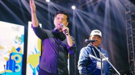 Wakil Gubernur Jawa Timur Emil Elestianto Dardak (kiri) bersama Rektor Unesa Nurhasan di acara Festival Kebangsaan Gema Kampus Unesa Lidah Wetan. (Foto: Adpim For DigitalJatim)