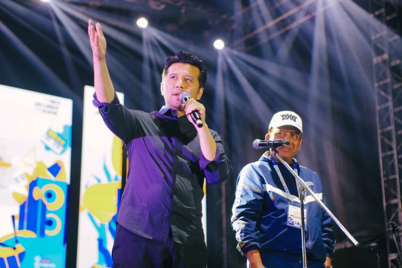 Wakil Gubernur Jawa Timur Emil Elestianto Dardak (kiri) bersama Rektor Unesa Nurhasan di acara Festival Kebangsaan Gema Kampus Unesa Lidah Wetan. (Foto: Adpim For DigitalJatim)