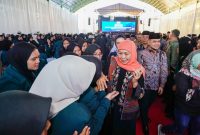 Gubernur Jawa Timur Khofifah Indar Parawansa saat menghadiri Lemhannas Goes to Campus di Universitas KH Abdul Chalim, Ponpes Amanatul  Umah Pacet, Mojokerto. (Foto: Adpim For DigitalJatim)