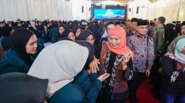 Gubernur Jawa Timur Khofifah Indar Parawansa saat menghadiri Lemhannas Goes to Campus di Universitas KH Abdul Chalim, Ponpes Amanatul  Umah Pacet, Mojokerto. (Foto: Adpim For DigitalJatim)
