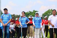 Ketua Umum Persatuan Wanita Olahraga Seluruh Indonesia (Perwosi) Jawa Timur Arumi Bachsin Elestianto Dardak didampingi Bupati Sidoarjo Subandi dan Ketua TP PKK Sidoarjo sekaligus Anggota Komisi E DPRD Jatim dr. Sriatun menghadiri pembukaan Piala Gubernur Jatim Open Woodball 2026 yang berlangsung di Stadion Jenggolo Sidoarjo. (Foto: Adpim For DigitalJatim)