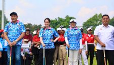 Ketua Umum Persatuan Wanita Olahraga Seluruh Indonesia (Perwosi) Jawa Timur Arumi Bachsin Elestianto Dardak didampingi Bupati Sidoarjo Subandi dan Ketua TP PKK Sidoarjo sekaligus Anggota Komisi E DPRD Jatim dr. Sriatun menghadiri pembukaan Piala Gubernur Jatim Open Woodball 2026 yang berlangsung di Stadion Jenggolo Sidoarjo. (Foto: Adpim For DigitalJatim)