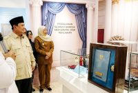 Gubernur Jawa Timur Khofifah Indar Parawansa mendampingi Presiden RI Prabowo Subianto meresmikan sekaligus meninjau Museum Pahlawan Nasional Pejuang Buruh Ibu Marsinah dan Rumah Singgah di Desa Nglundo, Kec. Sukomoro, Kab. Nganjuk. (Foto: Adpim For DigitalJatim)