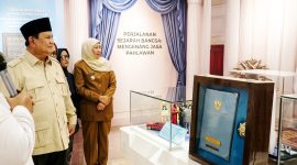 Gubernur Jawa Timur Khofifah Indar Parawansa mendampingi Presiden RI Prabowo Subianto meresmikan sekaligus meninjau Museum Pahlawan Nasional Pejuang Buruh Ibu Marsinah dan Rumah Singgah di Desa Nglundo, Kec. Sukomoro, Kab. Nganjuk. (Foto: Adpim For DigitalJatim)