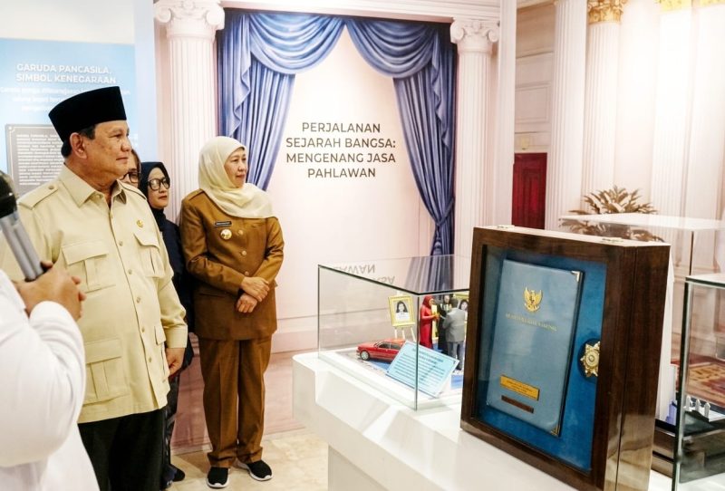 Gubernur Jawa Timur Khofifah Indar Parawansa mendampingi Presiden RI Prabowo Subianto meresmikan sekaligus meninjau Museum Pahlawan Nasional Pejuang Buruh Ibu Marsinah dan Rumah Singgah di Desa Nglundo, Kec. Sukomoro, Kab. Nganjuk. (Foto: Adpim For DigitalJatim)