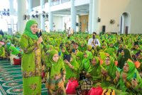 Ketua Umum Dewan Pembina PP Muslimat NU sekaligus Gubernur Jawa Timur Khofifah Indar Parawansa saat menghadiri Harlah ke-80 Muslimat NU di Masjid Nasional Al Akbar Surabaya. (Foto: Adpim For DigitalJatim)