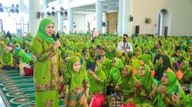 Ketua Umum Dewan Pembina PP Muslimat NU sekaligus Gubernur Jawa Timur Khofifah Indar Parawansa saat menghadiri Harlah ke-80 Muslimat NU di Masjid Nasional Al Akbar Surabaya. (Foto: Adpim For DigitalJatim)