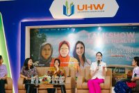 Ketua Tim Penggerak PKK Jawa Timur Arumi Bachsin saat menjadi narasumber dalam talkshow mental health bersama film “Suamiku Lukaku” di Universitas Hayam Wuruk Perbanas Surabaya. (Foto: Adpim For DigitalJatim)