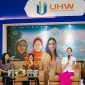 Ketua Tim Penggerak PKK Jawa Timur Arumi Bachsin saat menjadi narasumber dalam talkshow mental health bersama film “Suamiku Lukaku” di Universitas Hayam Wuruk Perbanas Surabaya. (Foto: Adpim For DigitalJatim)