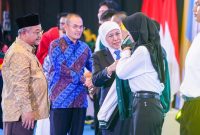 Gubernur Jawa Timur Khofifah Indar Parawansa bersama Menteri Pendidikan Dasar dan Menengah (Mendikdasmen) Abdul Mu'ti melepas 3.600 lulusan Sekolah Menengah Kejuruan (SMK) dan Lembaga Kursus dan Pelatihan (LKP) bekerja di luar negeri di Islamic Center Surabaya. (Foto: Adpim For DigitalJatim)