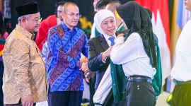 Gubernur Jawa Timur Khofifah Indar Parawansa bersama Menteri Pendidikan Dasar dan Menengah (Mendikdasmen) Abdul Mu'ti melepas 3.600 lulusan Sekolah Menengah Kejuruan (SMK) dan Lembaga Kursus dan Pelatihan (LKP) bekerja di luar negeri di Islamic Center Surabaya. (Foto: Adpim For DigitalJatim)