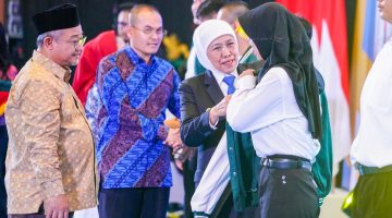Gubernur Jawa Timur Khofifah Indar Parawansa bersama Menteri Pendidikan Dasar dan Menengah (Mendikdasmen) Abdul Mu'ti melepas 3.600 lulusan Sekolah Menengah Kejuruan (SMK) dan Lembaga Kursus dan Pelatihan (LKP) bekerja di luar negeri di Islamic Center Surabaya. (Foto: Adpim For DigitalJatim)