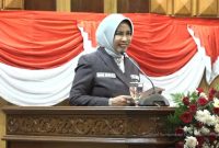 Wakil Bupati Sidoarjo Hj. Mimik Idayana memberikan sambutan dalam rapat paripurna DPRD Sidoarjo. (Foto: Istimewa)
