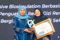 Gubernur Jawa Timur Khofifah Indar Parawansa menghadiri Malam Penganugerahan Karya Inovasi Pendidikan Terbaik East Java Innovative Education Summit (EJIES) 2026 di Legacy Ballroom Surabaya. (Foto: Adpim For DigitalJatim)