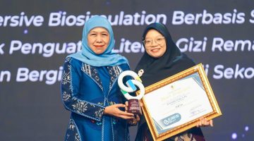Gubernur Jawa Timur Khofifah Indar Parawansa menghadiri Malam Penganugerahan Karya Inovasi Pendidikan Terbaik East Java Innovative Education Summit (EJIES) 2026 di Legacy Ballroom Surabaya. (Foto: Adpim For DigitalJatim)