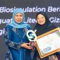 Gubernur Jawa Timur Khofifah Indar Parawansa menghadiri Malam Penganugerahan Karya Inovasi Pendidikan Terbaik East Java Innovative Education Summit (EJIES) 2026 di Legacy Ballroom Surabaya. (Foto: Adpim For DigitalJatim)