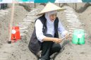 Gubernur Jawa Timur Khofifah Indar Parawansa memimpin kegiatan taman tebu perdana dalam rangka program bongkar ratoon serentak di Desa Ngletih, Kecamatan Kandat, Kabupaten Kediri. (Foto: Adpim For DigitalJatim)