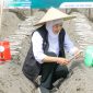 Gubernur Jawa Timur Khofifah Indar Parawansa memimpin kegiatan taman tebu perdana dalam rangka program bongkar ratoon serentak di Desa Ngletih, Kecamatan Kandat, Kabupaten Kediri. (Foto: Adpim For DigitalJatim)