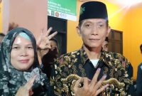 Kepala Desa (Kades) terpilih Sidokepung, Arintono bersama istrinya. (Foto: Syaiful/DigitalJatim)