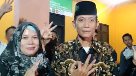 Kepala Desa (Kades) terpilih Sidokepung, Arintono bersama istrinya. (Foto: Syaiful/DigitalJatim)