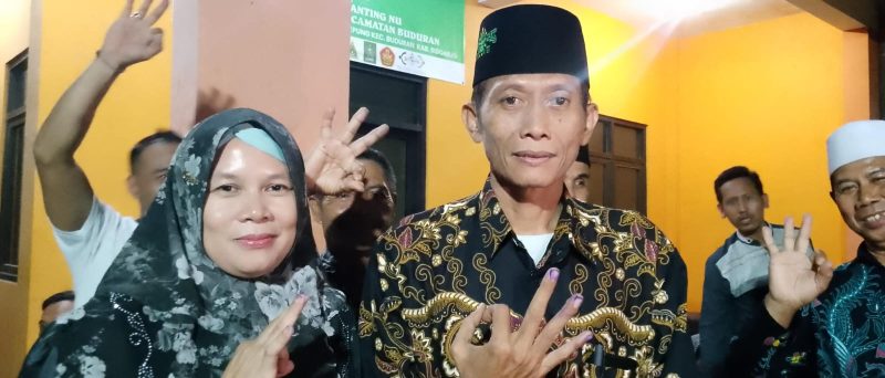 Kepala Desa (Kades) terpilih Sidokepung, Arintono bersama istrinya. (Foto: Syaiful/DigitalJatim)