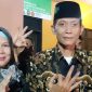 Kepala Desa (Kades) terpilih Sidokepung, Arintono bersama istrinya. (Foto: Syaiful/DigitalJatim)