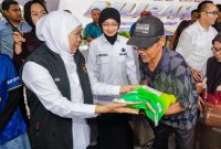 Gubernur Jawa Timur Khofifah Indar Parawansa menggelar pasar murah di halaman kantor kelurahan Semampir, Kota Kediri. (Foto: Adpim For DigitalJatim)