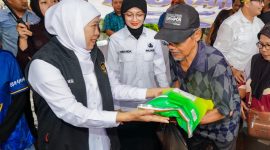 Gubernur Jawa Timur Khofifah Indar Parawansa menggelar pasar murah di halaman kantor kelurahan Semampir, Kota Kediri. (Foto: Adpim For DigitalJatim)