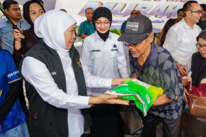 Gubernur Khofifah Gelar Pasar Murah di Semampir Kediri, Warga Serbu Sembako Murah Jelang Idul Adha