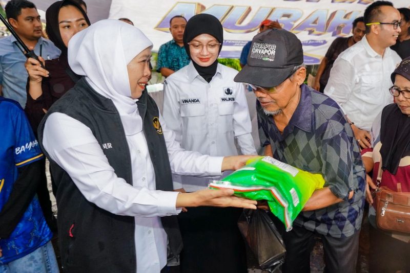 Gubernur Jawa Timur Khofifah Indar Parawansa menggelar pasar murah di halaman kantor kelurahan Semampir, Kota Kediri. (Foto: Adpim For DigitalJatim)