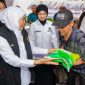 Gubernur Jawa Timur Khofifah Indar Parawansa menggelar pasar murah di halaman kantor kelurahan Semampir, Kota Kediri. (Foto: Adpim For DigitalJatim)