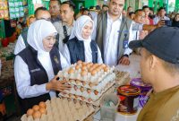 Gubernur Jawa Timur Khofifah Indar Parawansa didampingi Wakil Ketua IV DPRD Jawa Timur Sri Wahyuni menyapa dan berdialog dengan pedagang di Pasar Banjarejo, Bojonegoro. (Foto: Adpim For DigitalJatim)