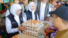 Gubernur Jawa Timur Khofifah Indar Parawansa didampingi Wakil Ketua IV DPRD Jawa Timur Sri Wahyuni menyapa dan berdialog dengan pedagang di Pasar Banjarejo, Bojonegoro. (Foto: Adpim For DigitalJatim)