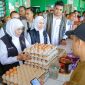 Gubernur Jawa Timur Khofifah Indar Parawansa didampingi Wakil Ketua IV DPRD Jawa Timur Sri Wahyuni menyapa dan berdialog dengan pedagang di Pasar Banjarejo, Bojonegoro. (Foto: Adpim For DigitalJatim)