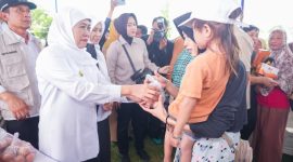 Gubernur Jawa Timur Khofifah Indar Parawansa terus menggencarkan Pasar Murah dalam rangka pengendalian inflasi dan ketahanan pangan di Lapangan Perumnas Mojoranu, Kecamatan Dander, Kabupaten Bojonegoro. (Foto: Adpim For DigitalJatim)