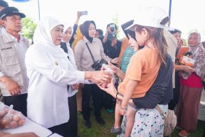 Gubernur Khofifah Gencarkan Pasar Murah, Warga Berburu Sembako Harga Terjangkau