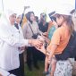 Gubernur Jawa Timur Khofifah Indar Parawansa terus menggencarkan Pasar Murah dalam rangka pengendalian inflasi dan ketahanan pangan di Lapangan Perumnas Mojoranu, Kecamatan Dander, Kabupaten Bojonegoro. (Foto: Adpim For DigitalJatim)