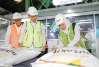 Gubernur Jawa Timur Khofifah Indar Parawansa meninjau proses produksi gula di Pabrik Gula (PG) Ngadirejo, Kabupaten Kediri. (Foto: Adpim for DigitalJatim)