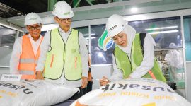 Gubernur Jawa Timur Khofifah Indar Parawansa meninjau proses produksi gula di Pabrik Gula (PG) Ngadirejo, Kabupaten Kediri. (Foto: Adpim for DigitalJatim)
