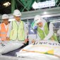 Gubernur Jawa Timur Khofifah Indar Parawansa meninjau proses produksi gula di Pabrik Gula (PG) Ngadirejo, Kabupaten Kediri. (Foto: Adpim for DigitalJatim)