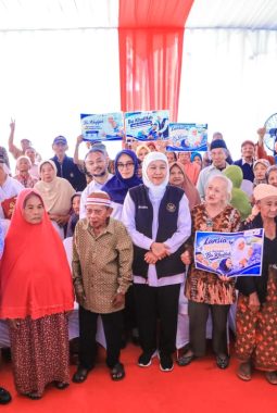 Hari Lanjut Usia Nasional 2026 di Jatim, Gubernur Khofifah Ingatkan Pentingnya Memuliakan Lansia