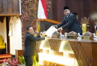 Juru bicara Fraksi PKS, Raden Harisandi Savari di hadapan sidang paripurna DPRD Jatim. (Foto: Istimewa)