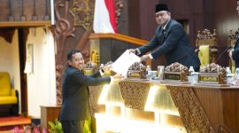 Juru bicara Fraksi PKS, Raden Harisandi Savari di hadapan sidang paripurna DPRD Jatim. (Foto: Istimewa)