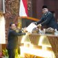 Juru bicara Fraksi PKS, Raden Harisandi Savari di hadapan sidang paripurna DPRD Jatim. (Foto: Istimewa)
