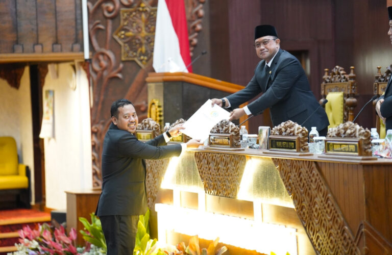 Juru bicara Fraksi PKS, Raden Harisandi Savari di hadapan sidang paripurna DPRD Jatim. (Foto: Istimewa)
