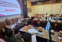 Anggota DPRD Jawa Timur dari Dapil Kota Surabaya, Lilik Hendarwati menerima aspirasi warga RW VI Kedungbaruk, Rungkut. (foto: Istimewa)