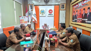 Ketua Fraksi PKS DPRD Jawa Timur Lilik Hendarwati menerima audiensi dari Forum Komunikasi TPG Jawa Timur yang terdiri dari perwakilan guru ASN SMA dan SMK dari Pasuruan, Bangkalan, Sidoarjo, dan Surabaya di ruang Fraksi PKS. (Foto: Istimewa)